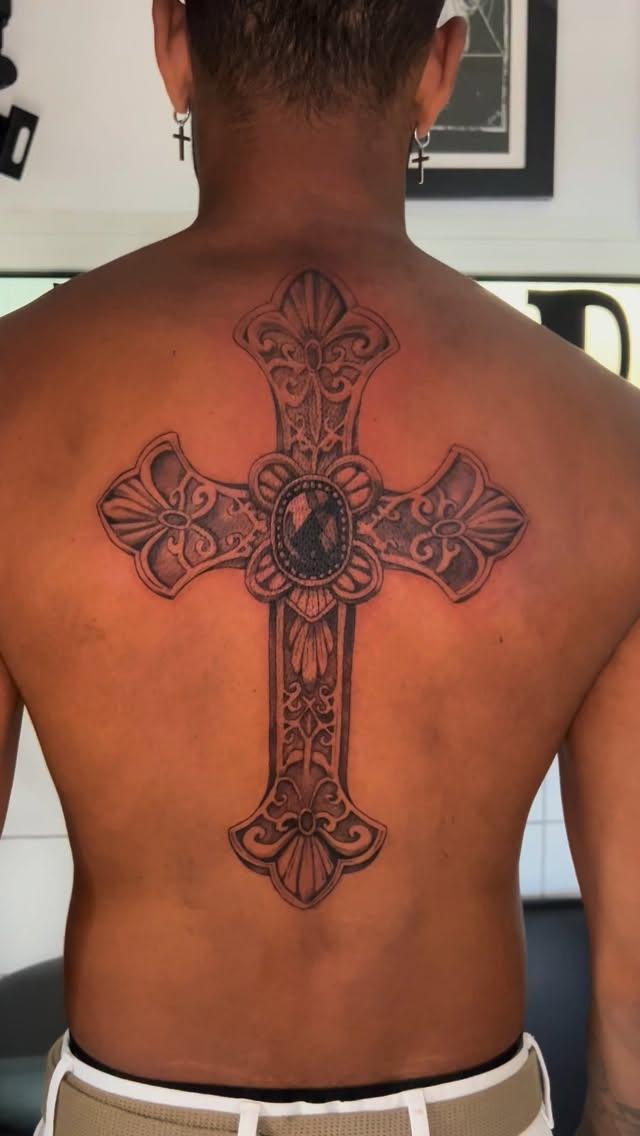 Tatouage Croix ornementale — seym_ink