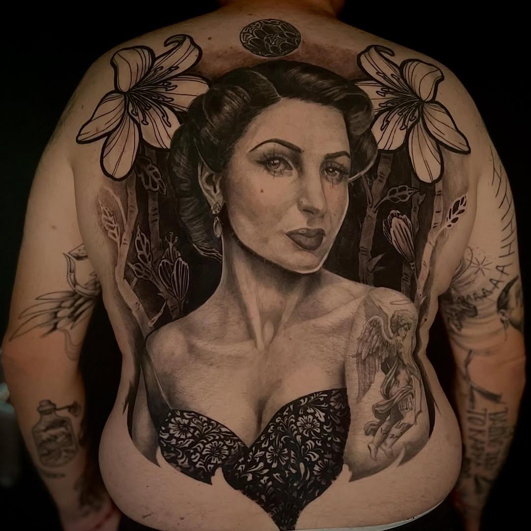 Tatouage Portrait femme avec fleurs - full back — seym_ink
