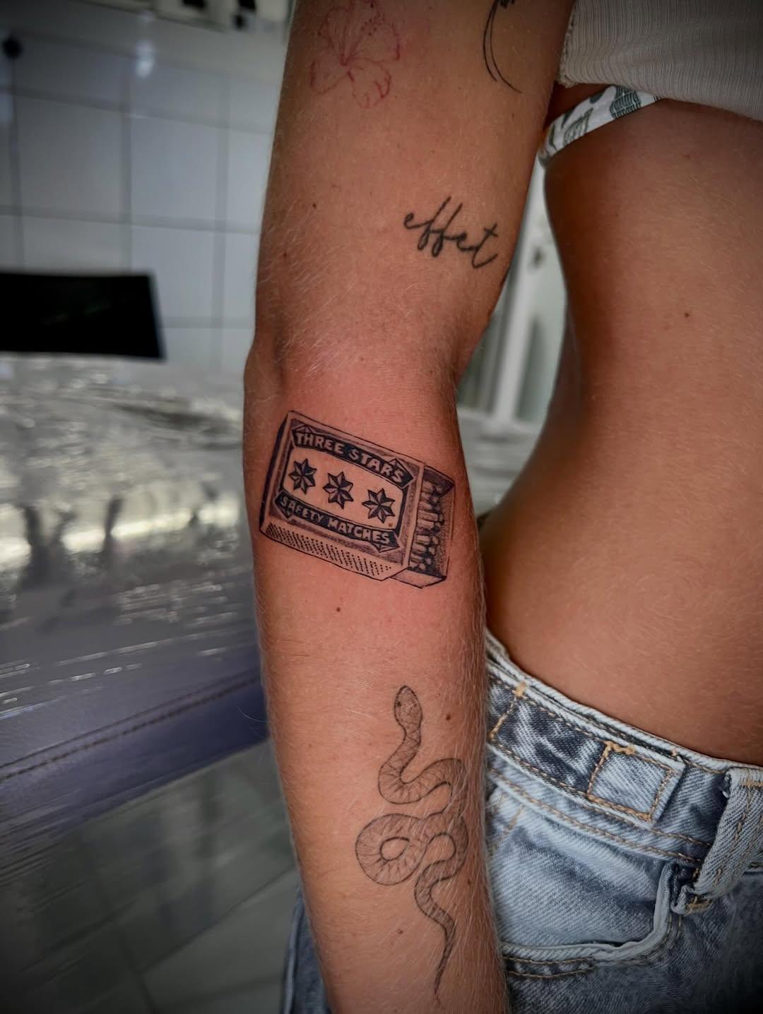 Tatouage Allumettes et serpent — seym_ink