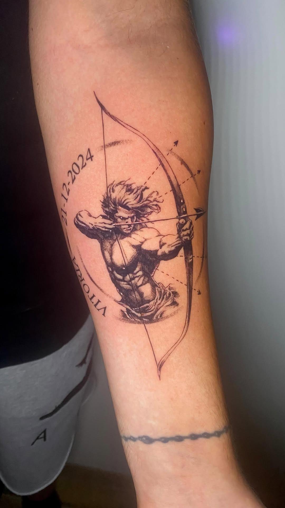 Tatouage Archer géométrique avec date — rhum1.tattoo