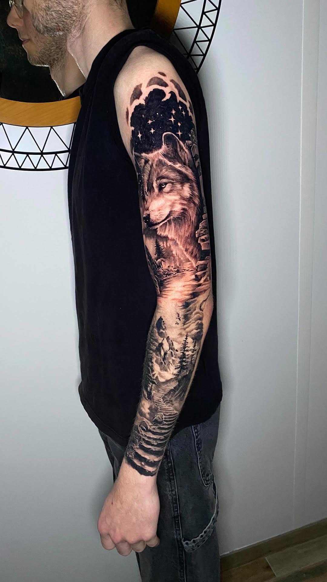 Tatouage Loup réaliste manchette — rhum1.tattoo