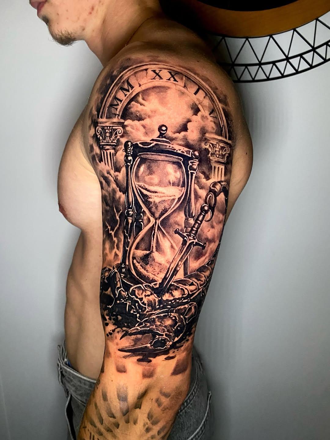 Tatouage Sablier et scorpion symbolique — rhum1.tattoo