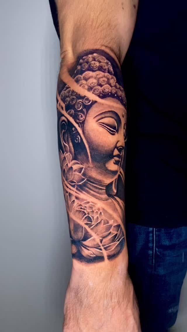 Tatouage Bouddha lotus réalisme — rhum1.tattoo