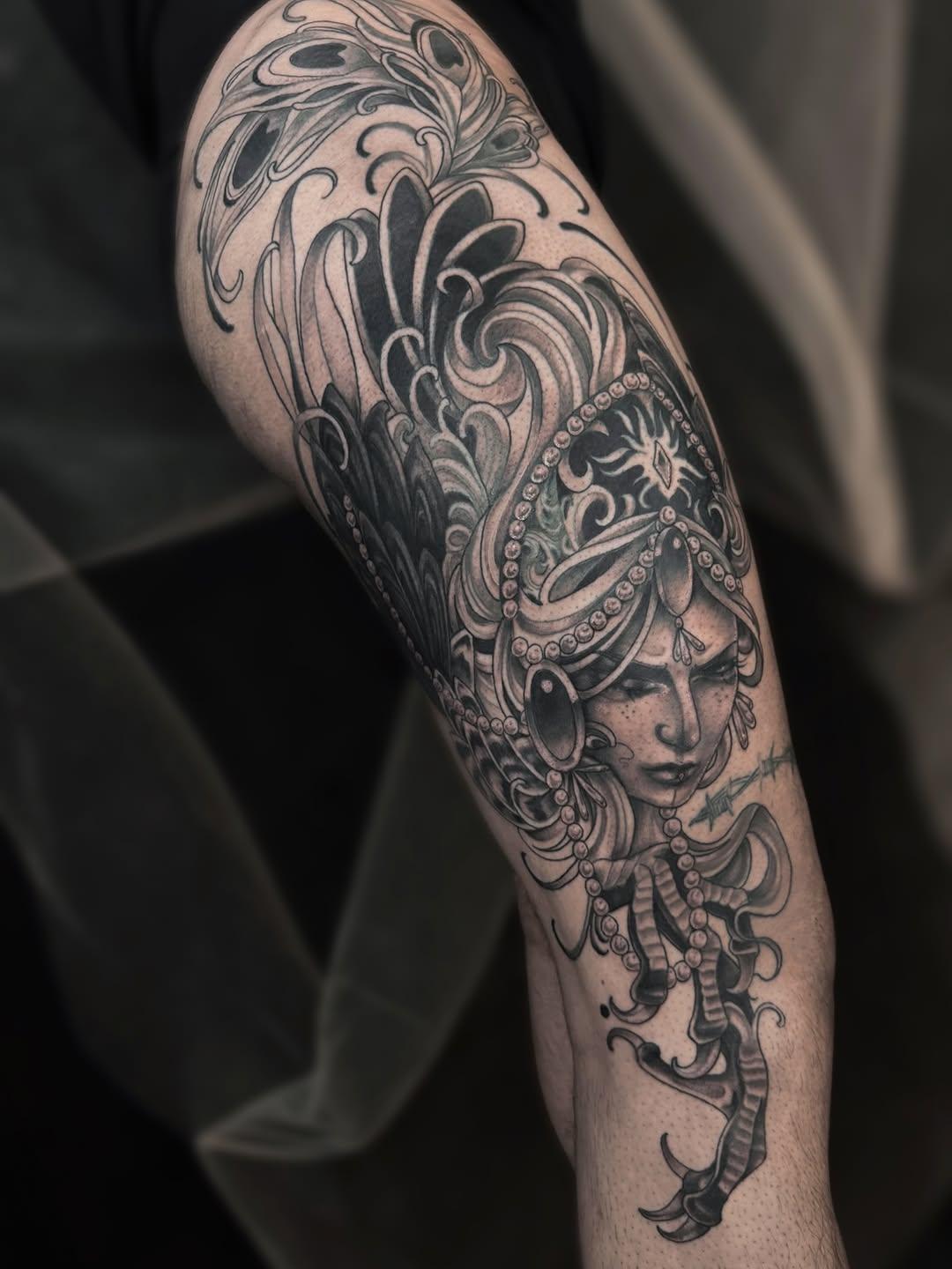 Tatouage chimère ornementale jambe — lemeraude.tattoo