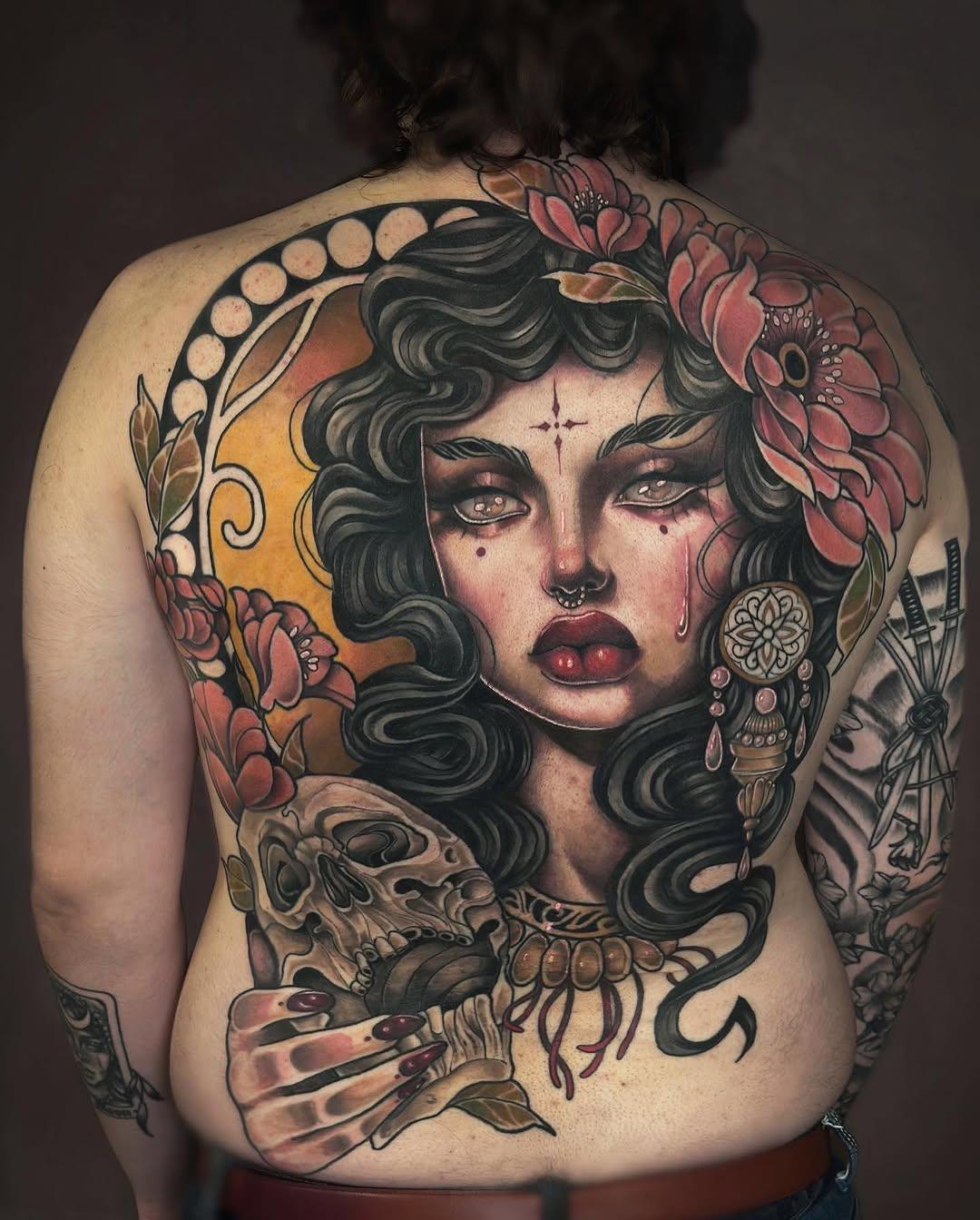Tatouage dos complet femme portrait crâne floral — lemeraude.tattoo