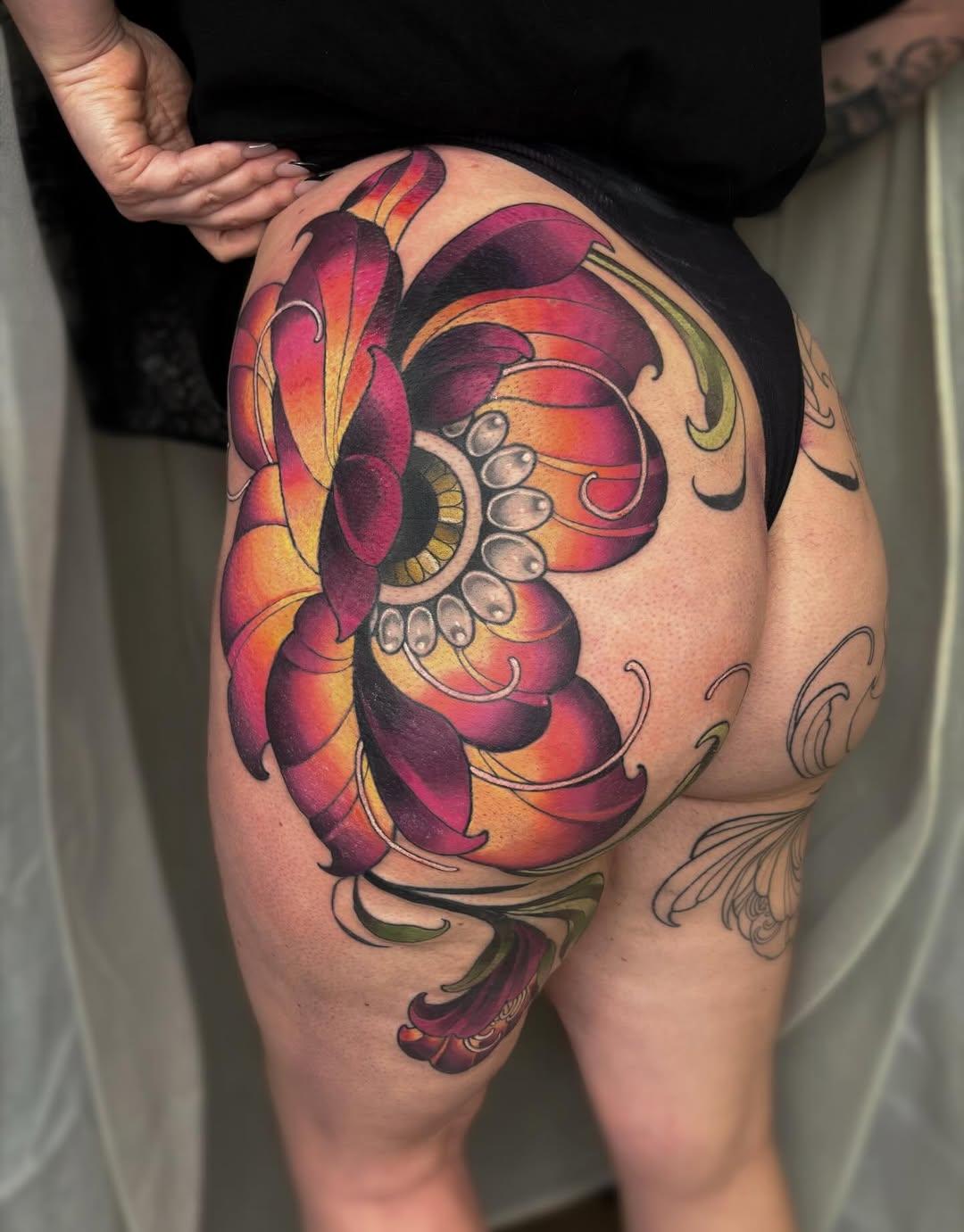 Tatouage projet floral large cuisse — lemeraude.tattoo