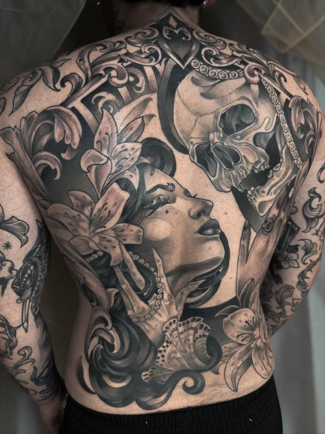 Tatouage dos complet crâne portrait floral — lemeraude.tattoo