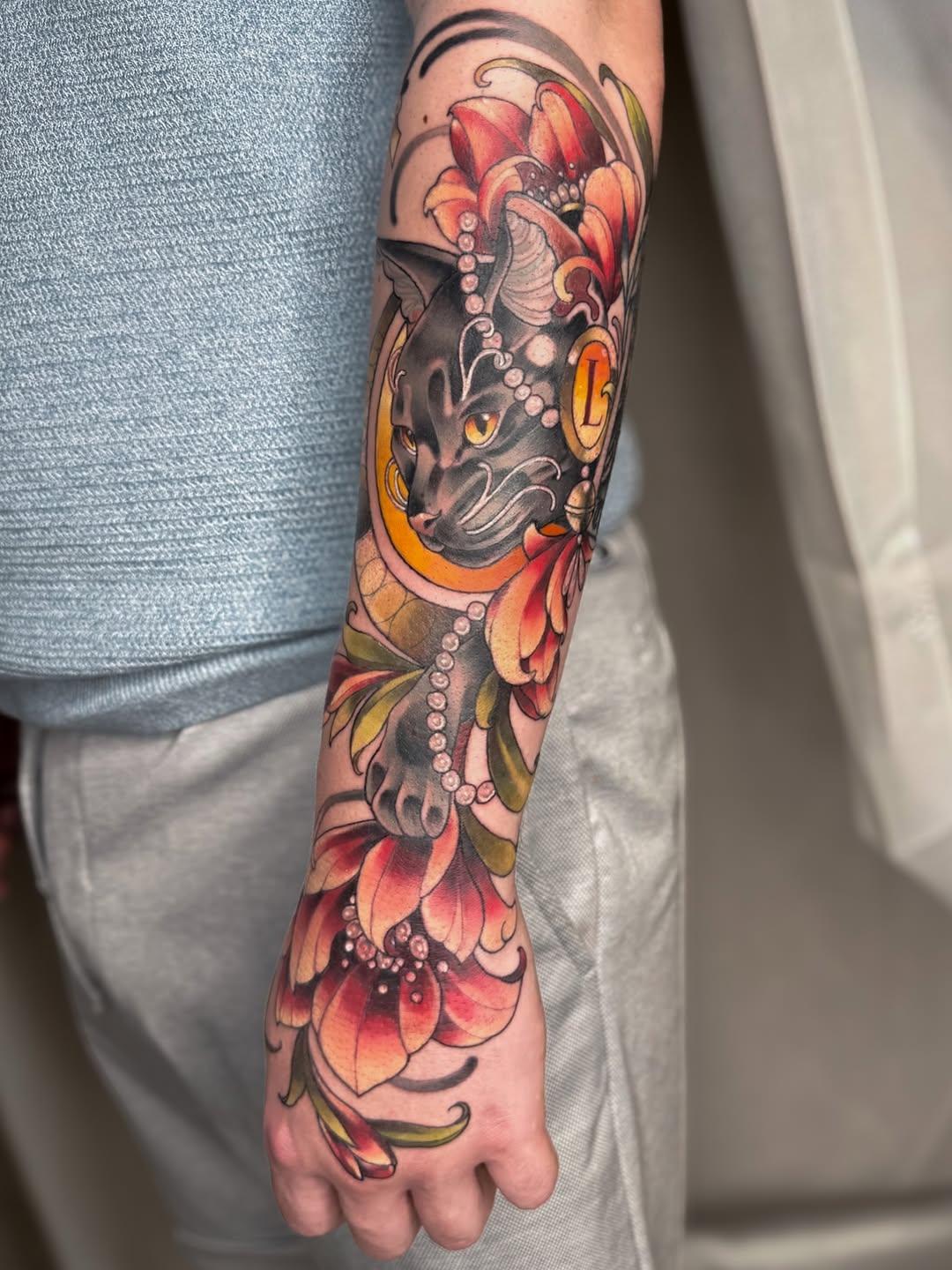Tatouage chat noir lune avant-bras — lemeraude.tattoo
