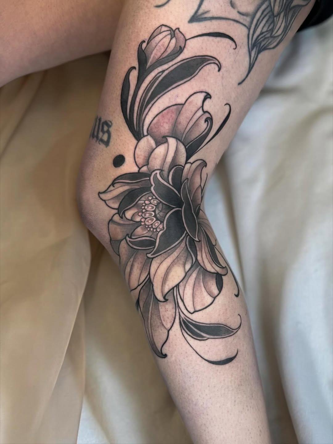 Tatouage fleur grande côté genou — lemeraude.tattoo