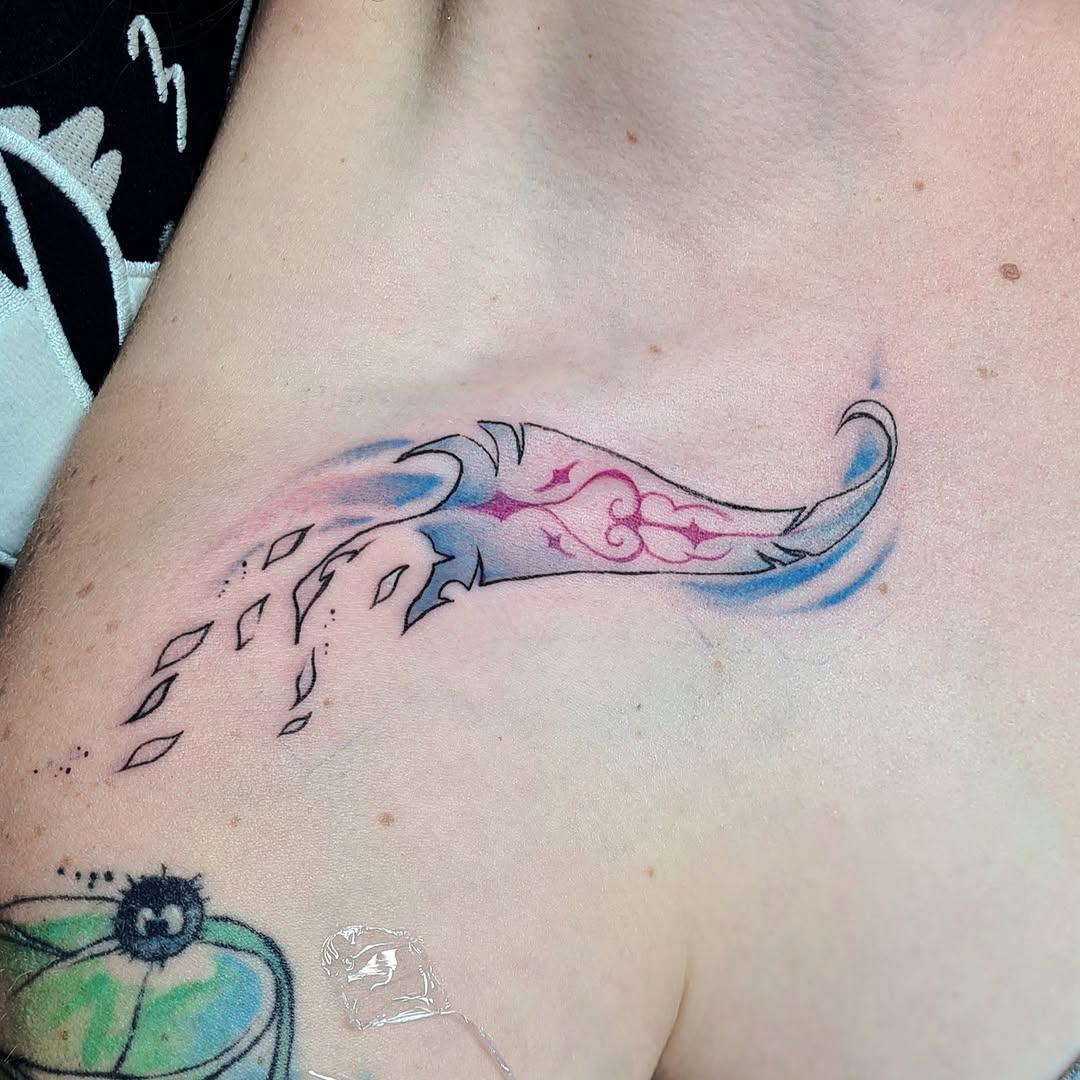 Tatouage Plume arc-en-ciel clavicule — hyene_tattoo