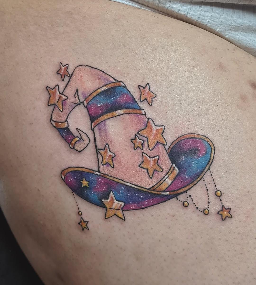 Tatouage Chapeau sorcière galaxie — hyene_tattoo