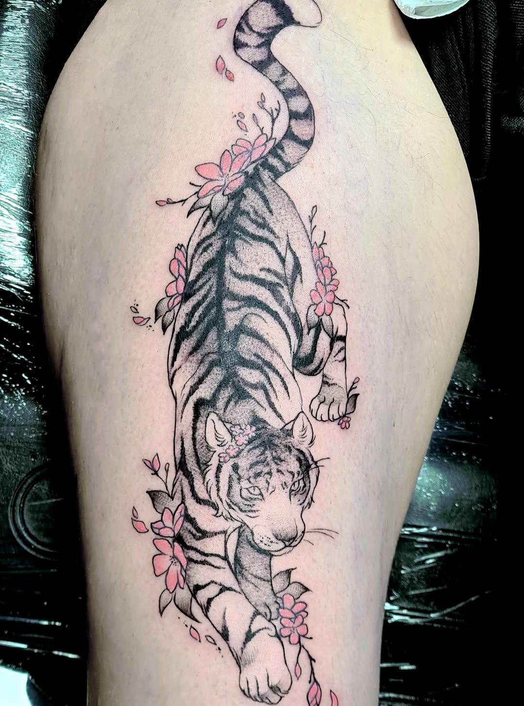 Tatouage Chat tigré fleuri cuisse — hyene_tattoo