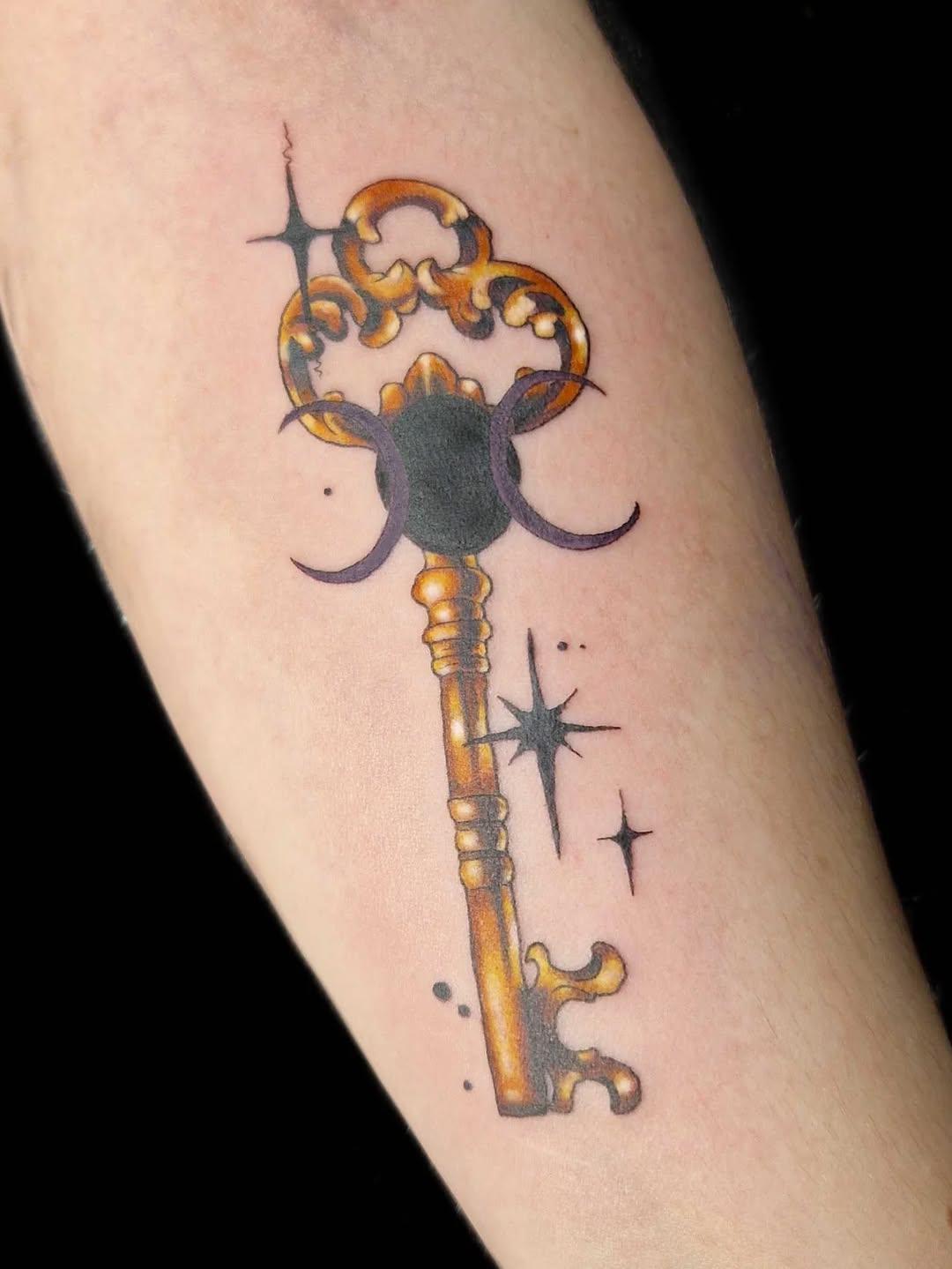Tatouage clé dorée d'Hécate avec étoiles — madameclouds_tattoo