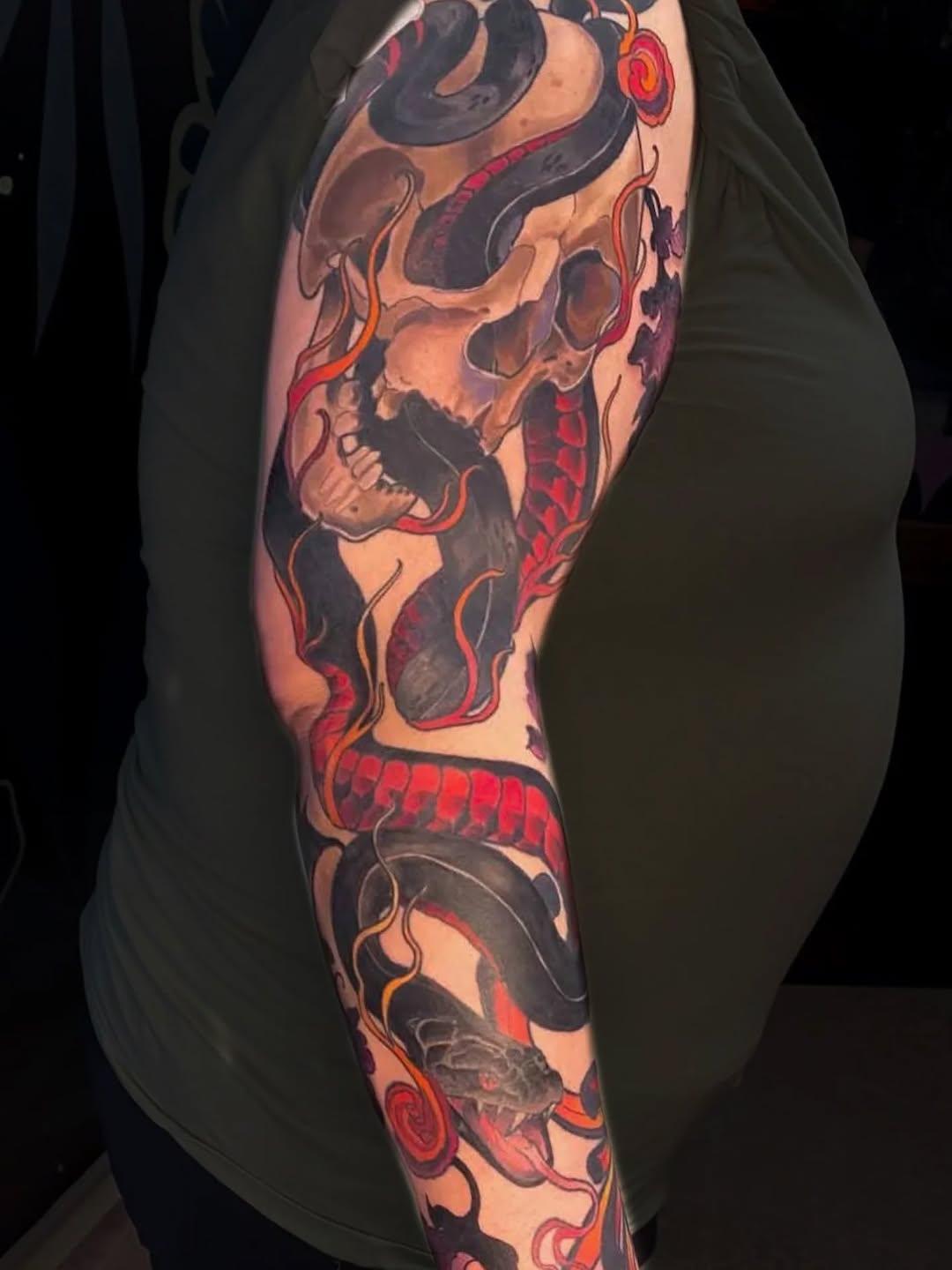 Tatouage crâne et serpent sur bras complet — madameclouds_tattoo