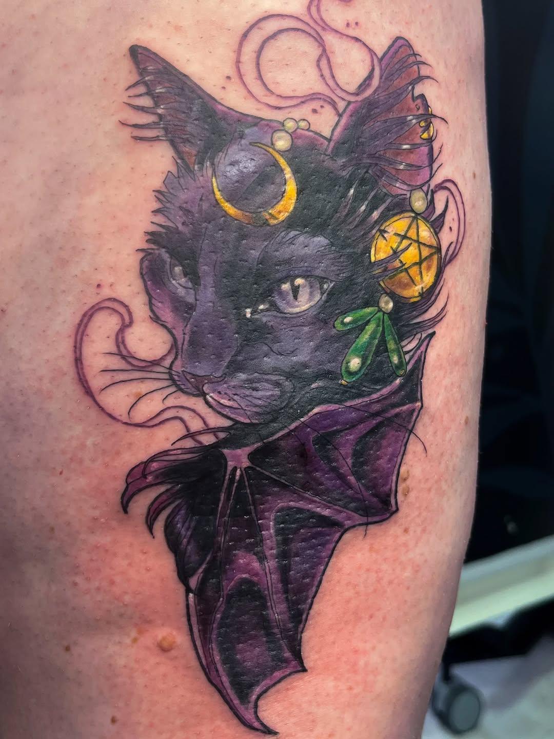 Tatouage chat noir aux ailes de chauve-souris — madameclouds_tattoo