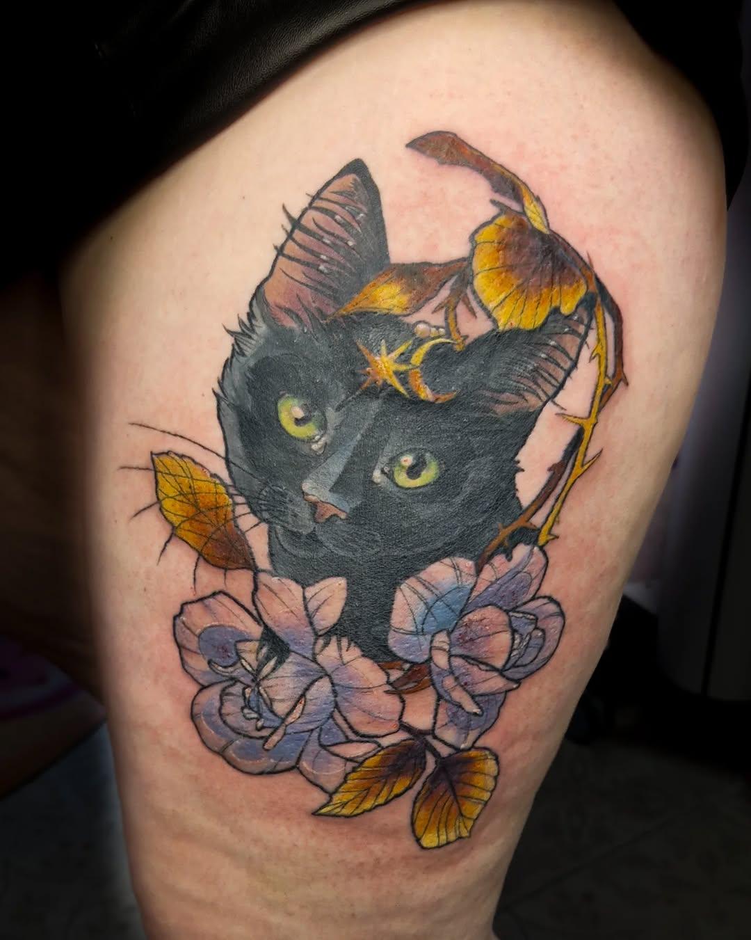 Tatouage chat noir et roses blanches — madameclouds_tattoo