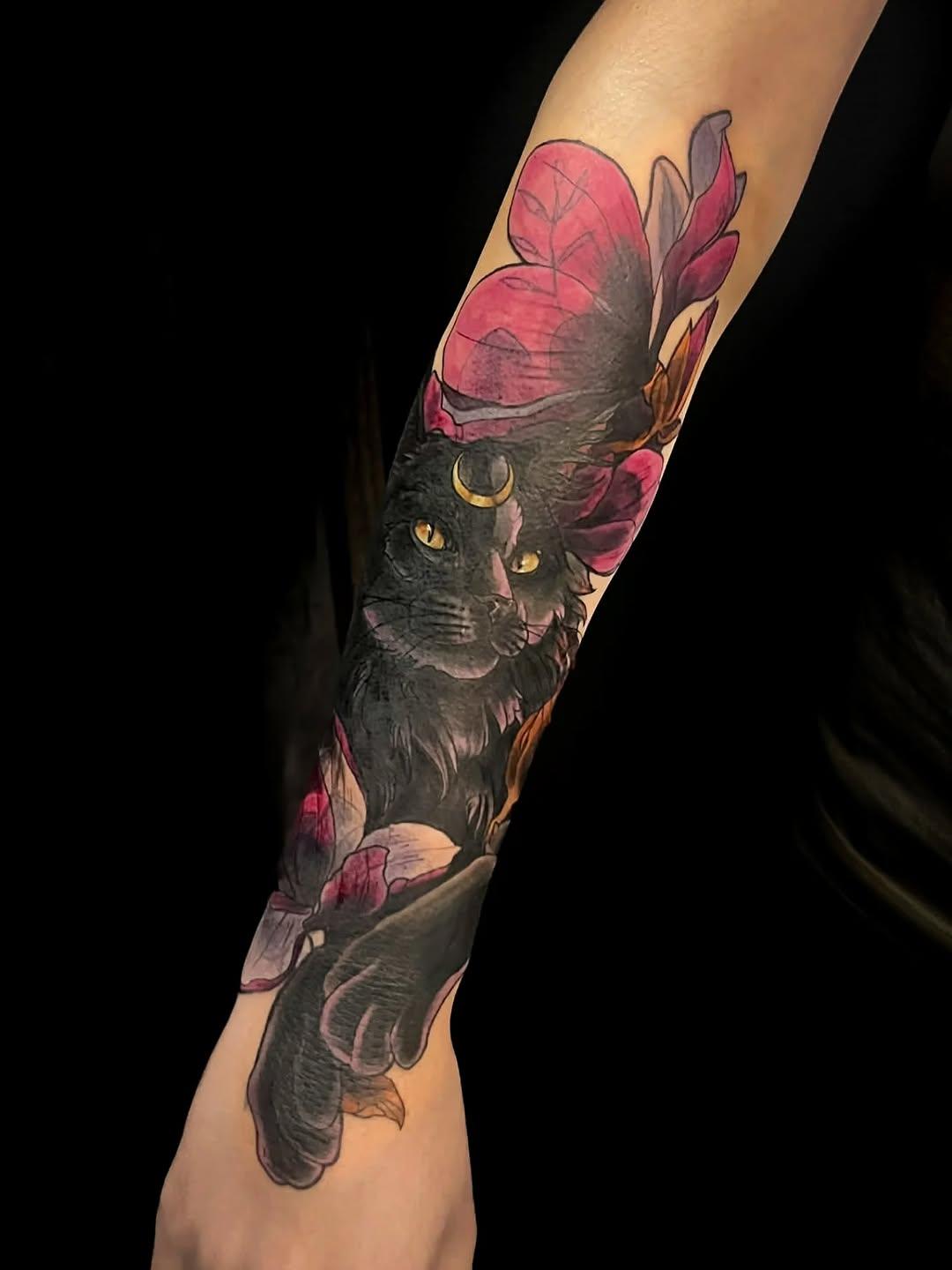 Tatouage chat noir et magnolias roses sur avant-bras — madameclouds_tattoo