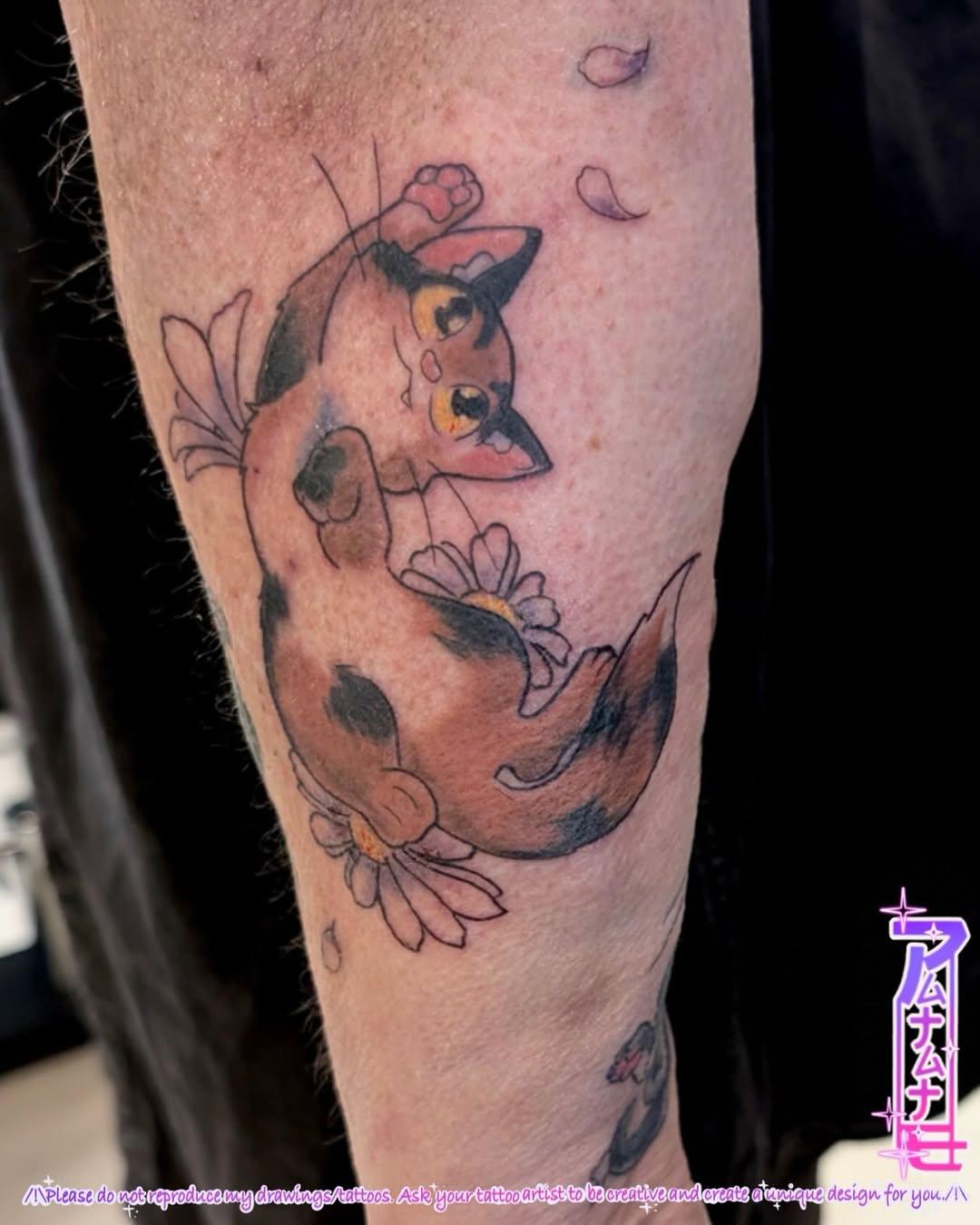 Tatouage chat et fleurs kawaii cartoon couleur — patate_masquee