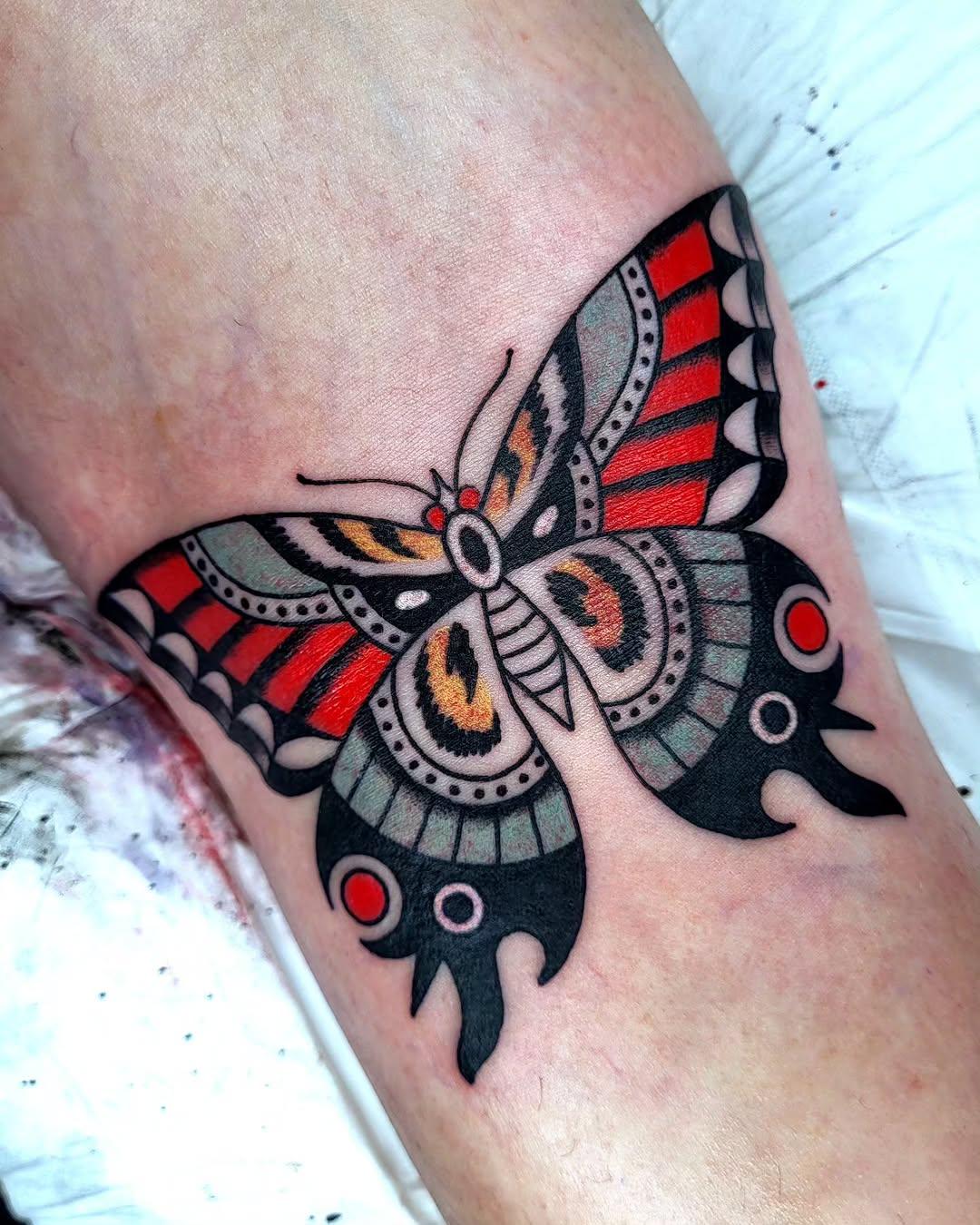 Tatouage old school arrière de genou — princesse.praline.tattoo