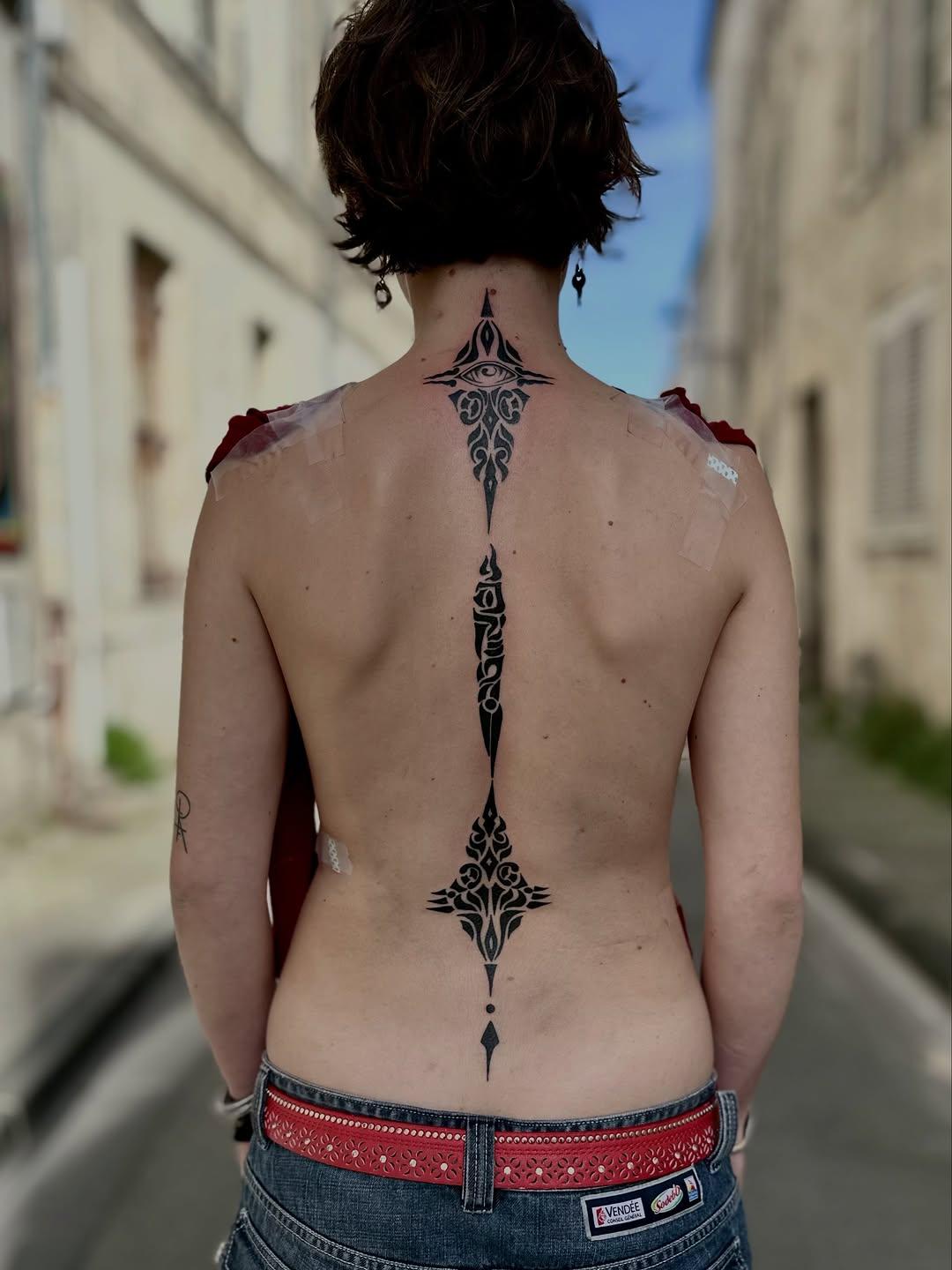 Tatouage ornement géométrique dorsal ornemental — maple_artstuff