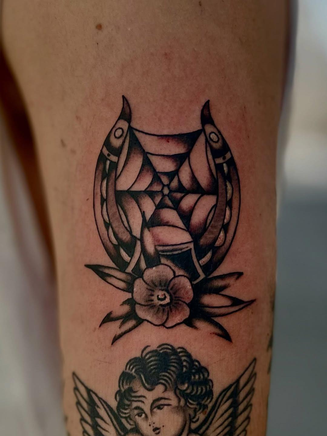 Tatouage lotus et fusées néo-trad flash — maple_artstuff