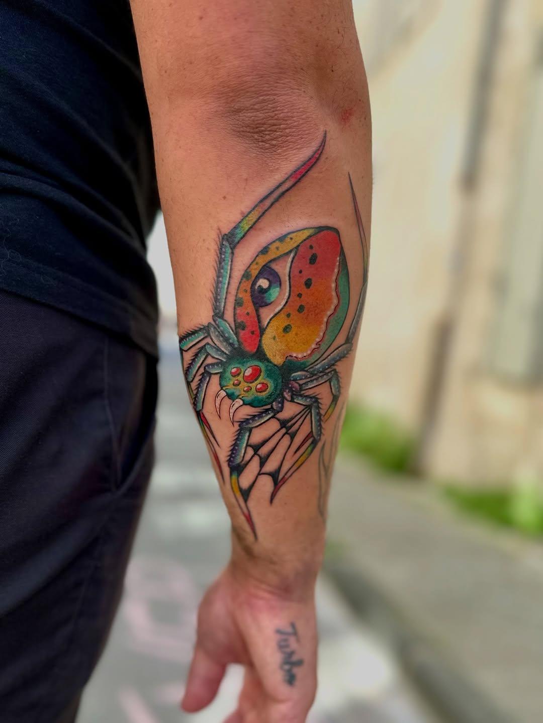 Tatouage araignée cartoon couleur — maple_artstuff