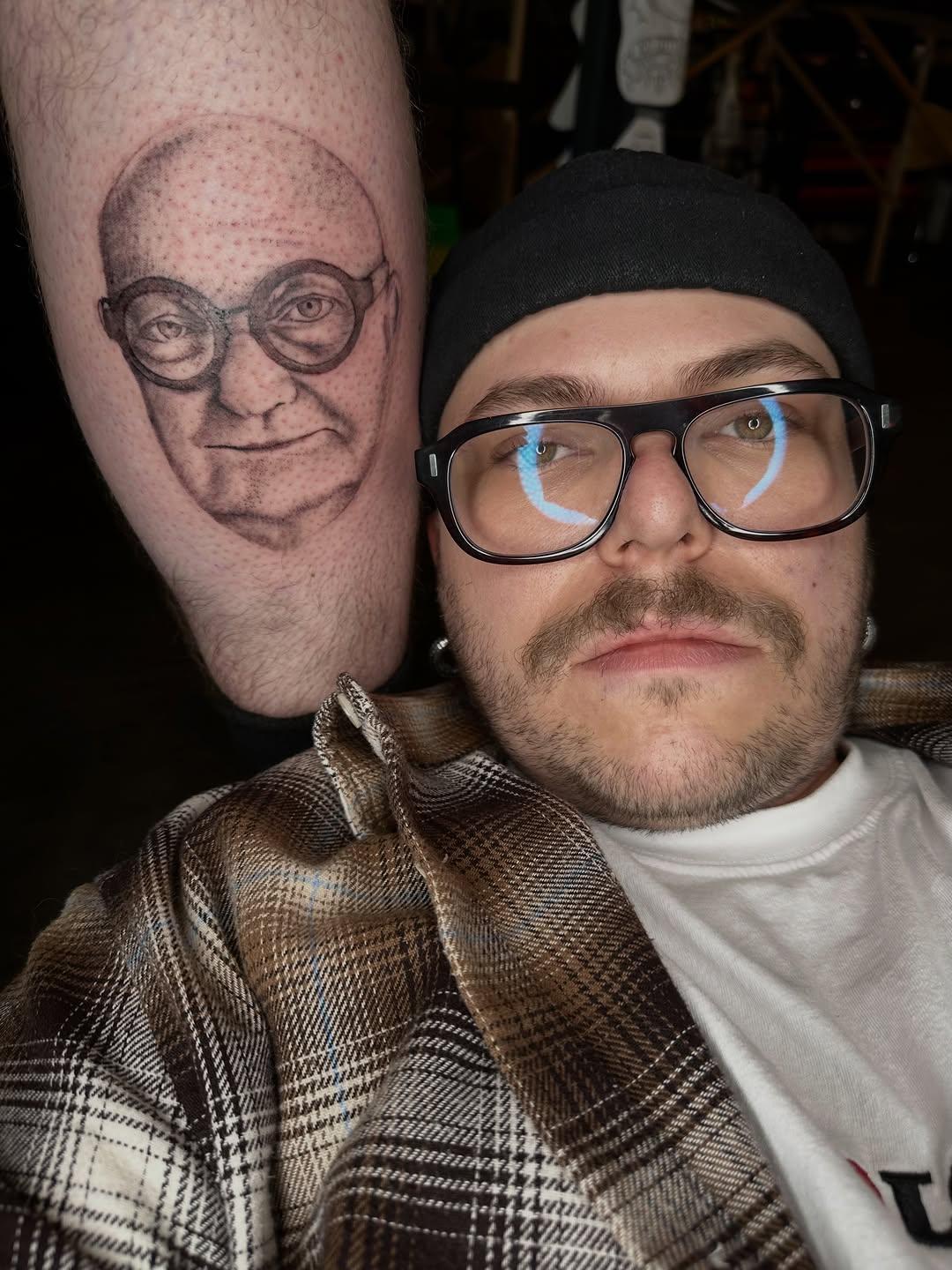 Tatouage portrait Jean-Pierre Coffe micro-réalisme black & grey — maple_artstuff