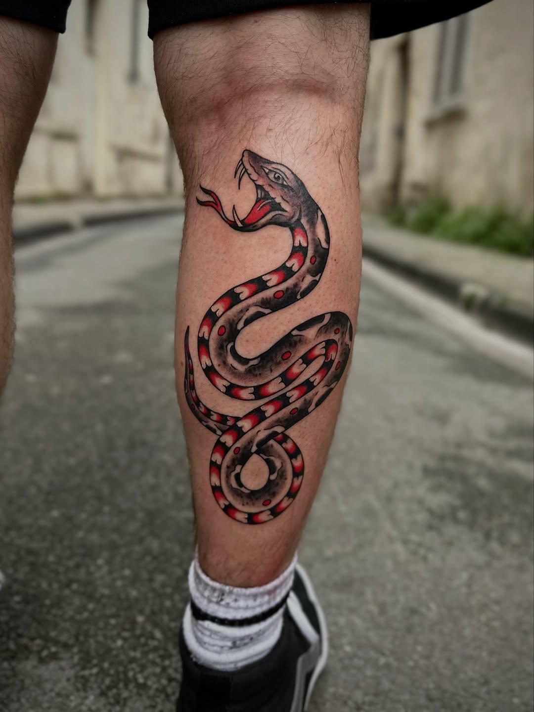 Tatouage serpent corail réaliste — maple_artstuff