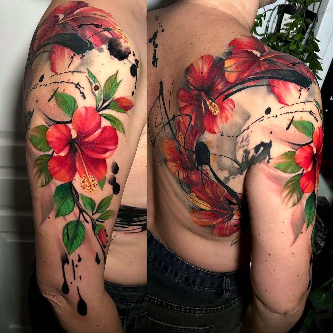 Tatouage hibiscus et oiseau aquarelle dos — carolineleguetattoo