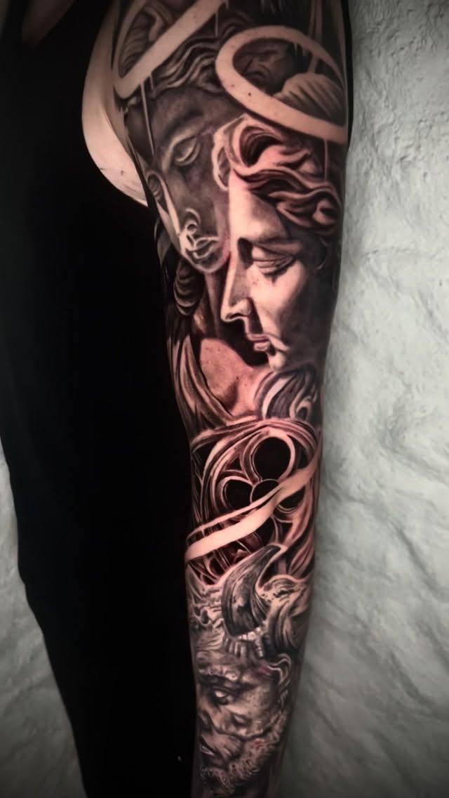 Tatouage bras religieux réaliste black & grey ornemental — nico_corsair