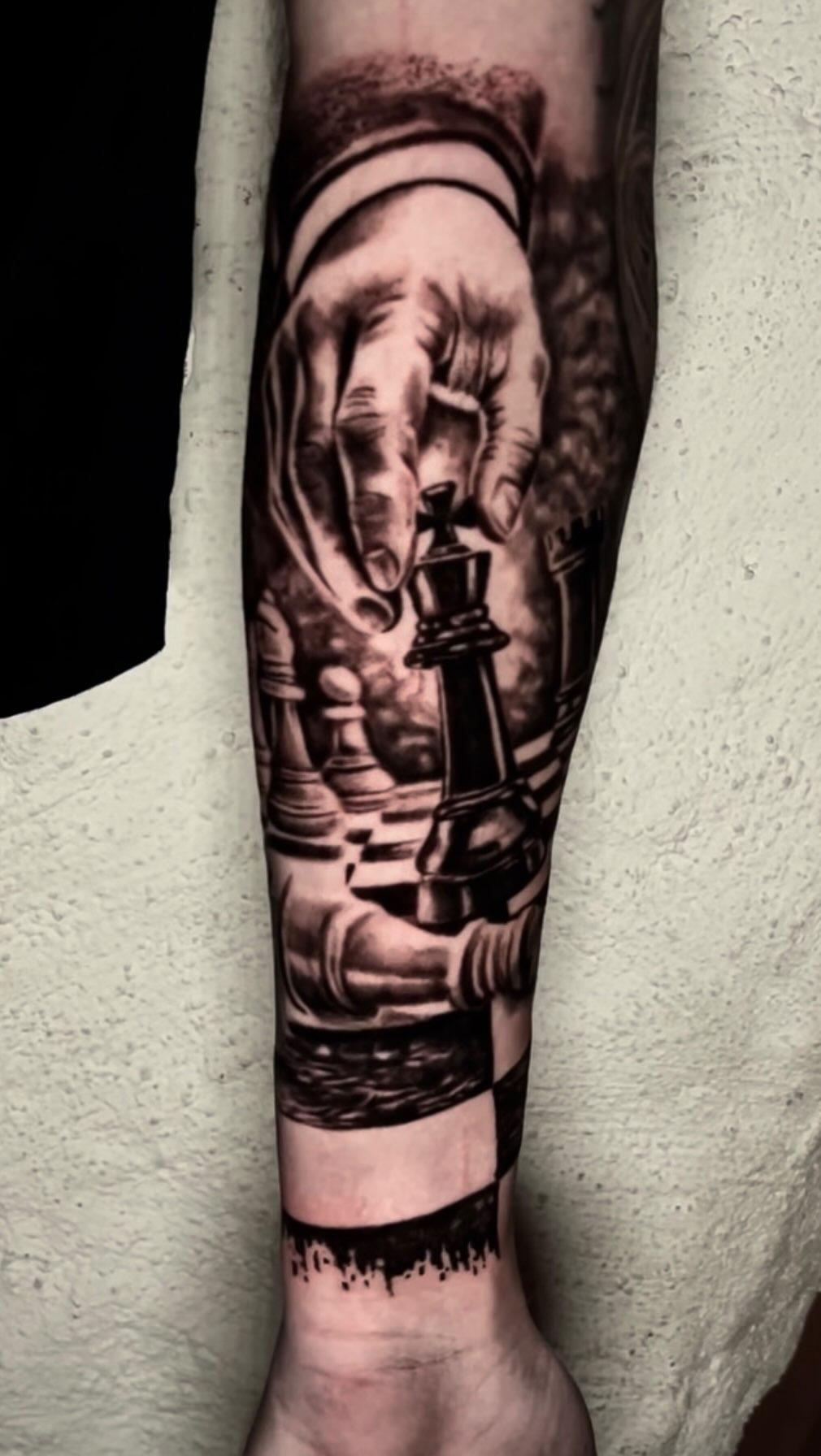 Tatouage mains en prière réaliste black & grey — nico_corsair