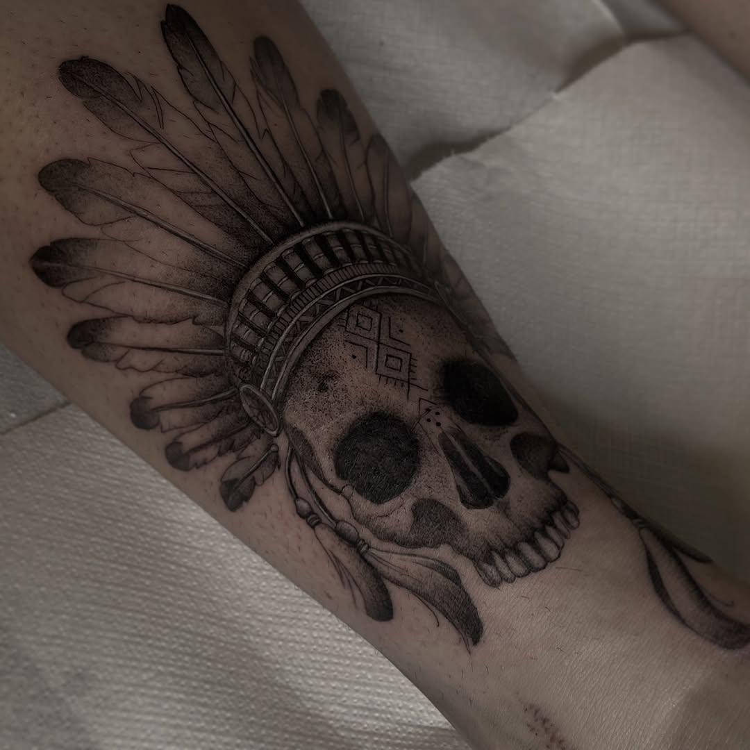 Tatouage crâne à coiffe amérindienne réaliste — chareulotte2.0