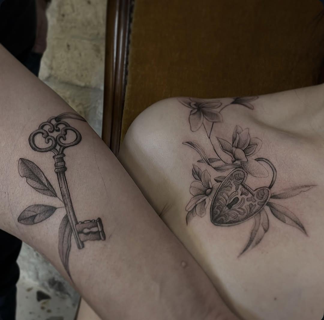 Tatouage clé et cœur floral ornemental — chareulotte2.0