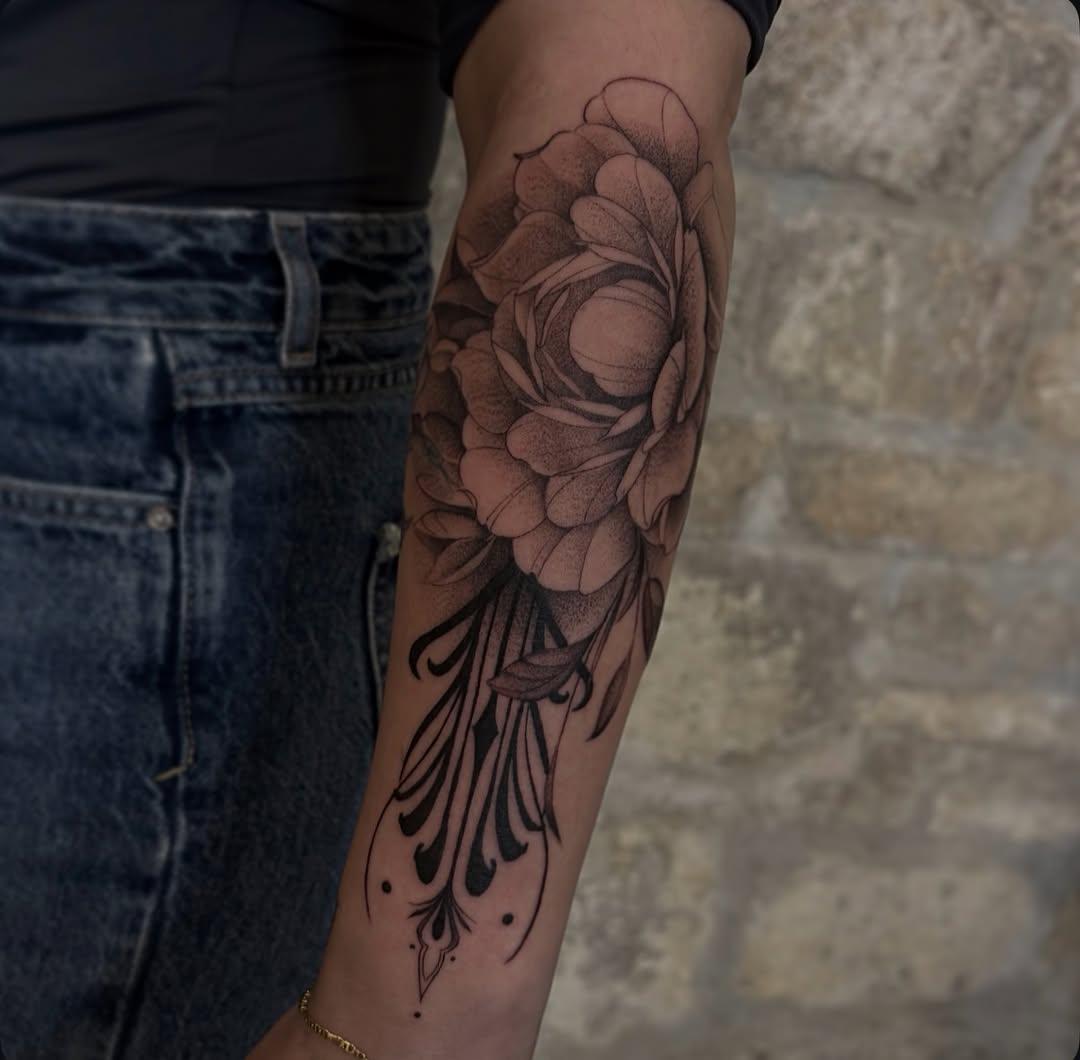Tatouage pivoine ornementale micro-réalisme floral — chareulotte2.0