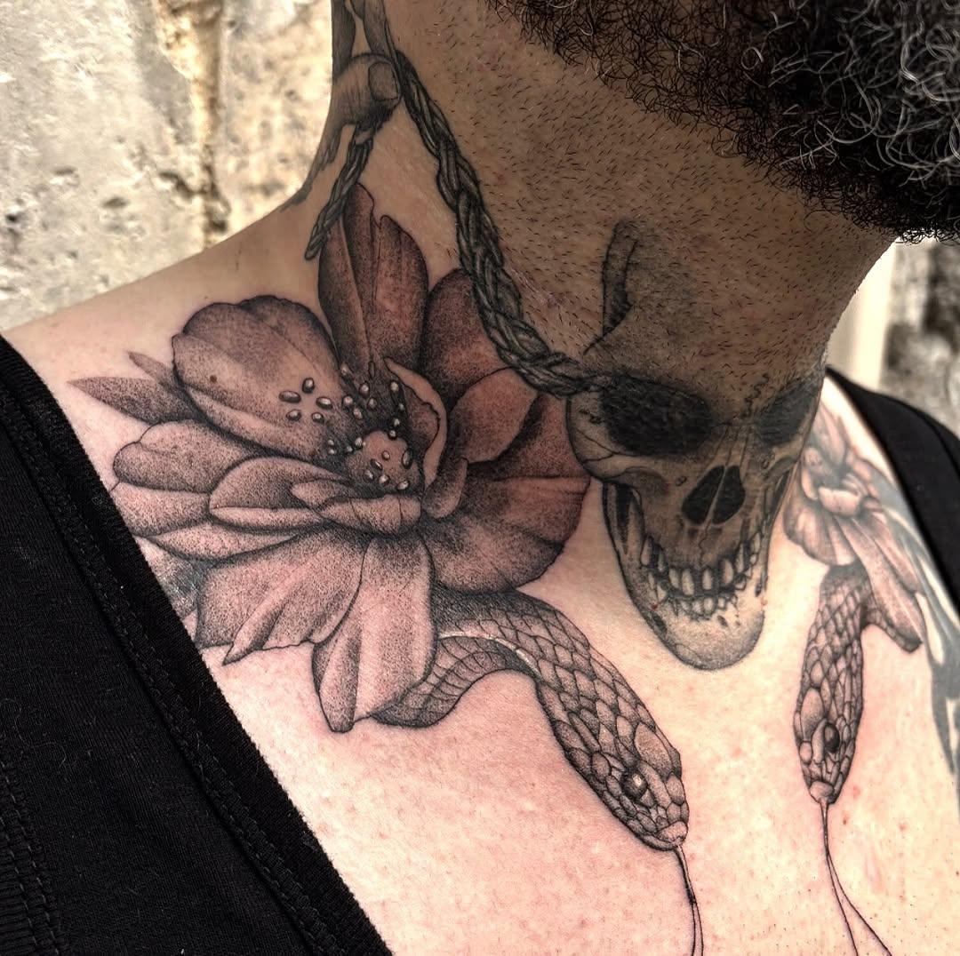 Tatouage fleur et crâne ornementé illustratif — chareulotte2.0