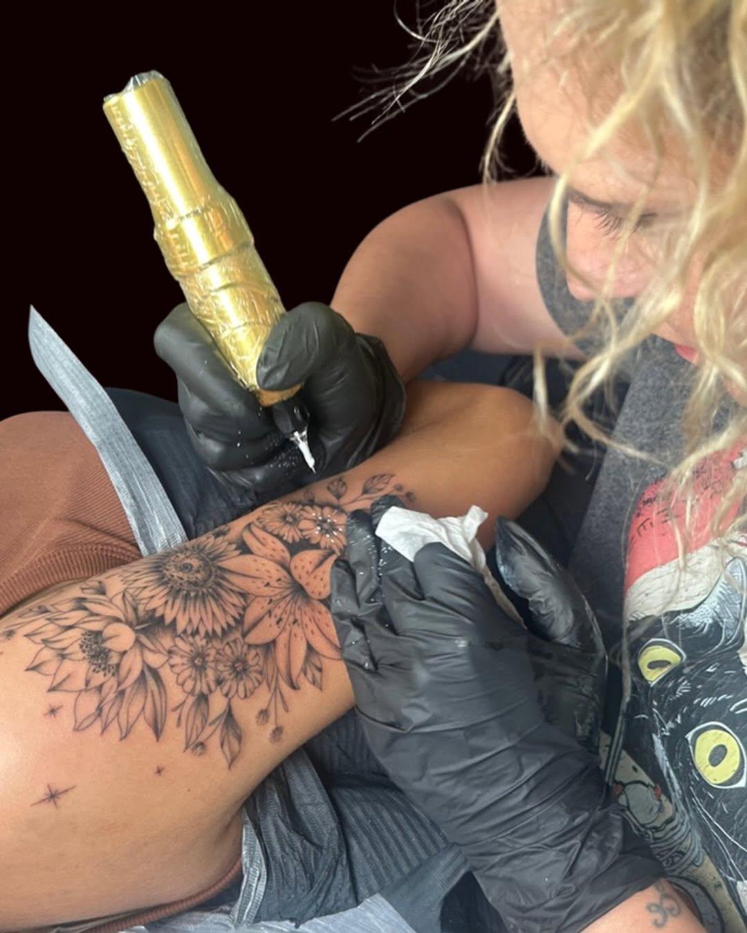 Tatouage fleurs et tournesols fine line — cna_tattoo