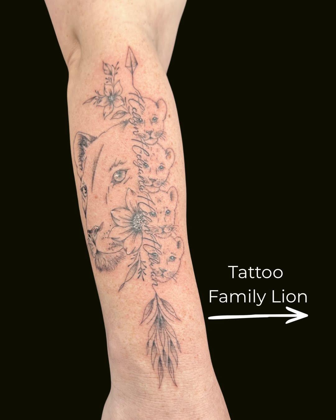 Tatouage famille de lions et fleurs fine line — cna_tattoo