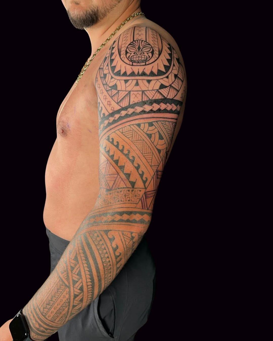 Tatouage bras polynésien tribal géométrique — cna_tattoo