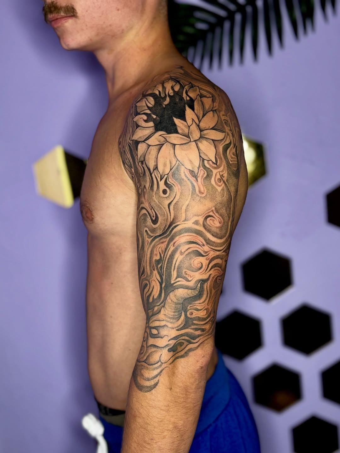 Tatouage symboles sacrés freehand fine line — laure_anartink