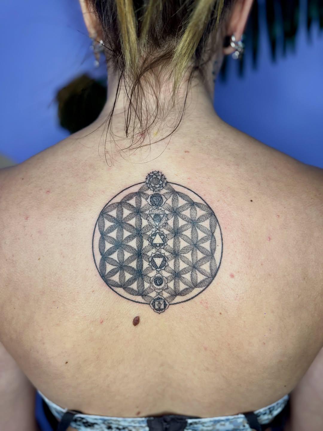 Tatouage fleur de vie chakras géométrie sacrée — laure_anartink