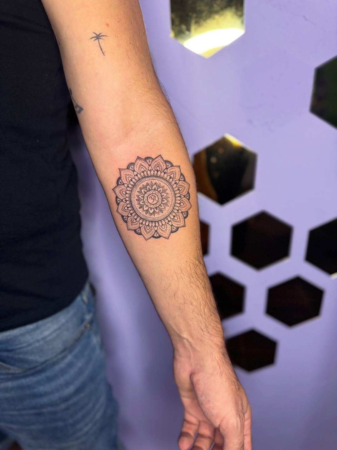 Tatouage mandala sacré géométrie fine line — laure_anartink