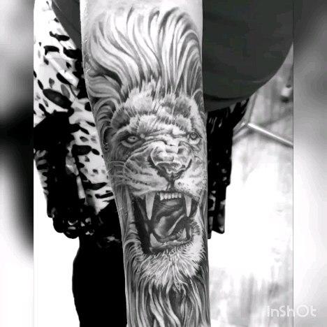 Tatouage tête de lion réaliste black & grey — seb_barbu