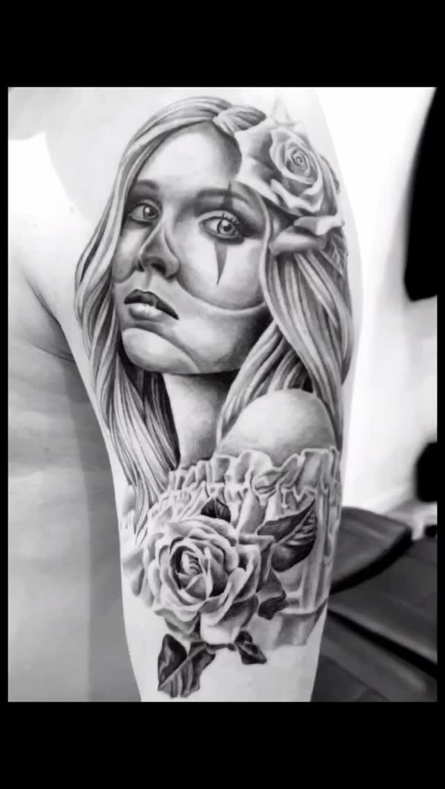 Tatouage portrait féminin et roses réaliste — seb_barbu