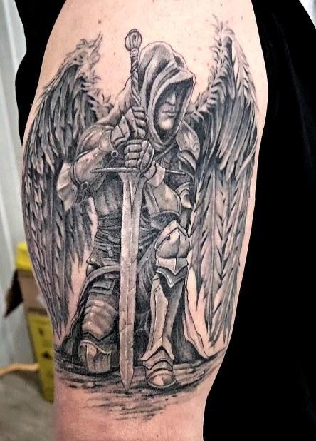 Tatouage ange guerrier réaliste black & grey — seb_barbu