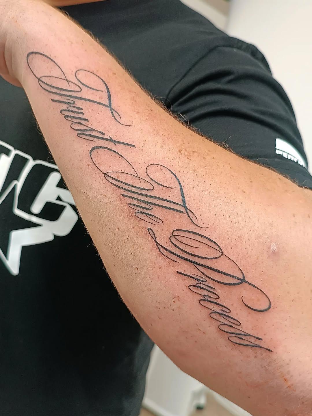 Tatouage lettrage cursif ornemental — flovlttt