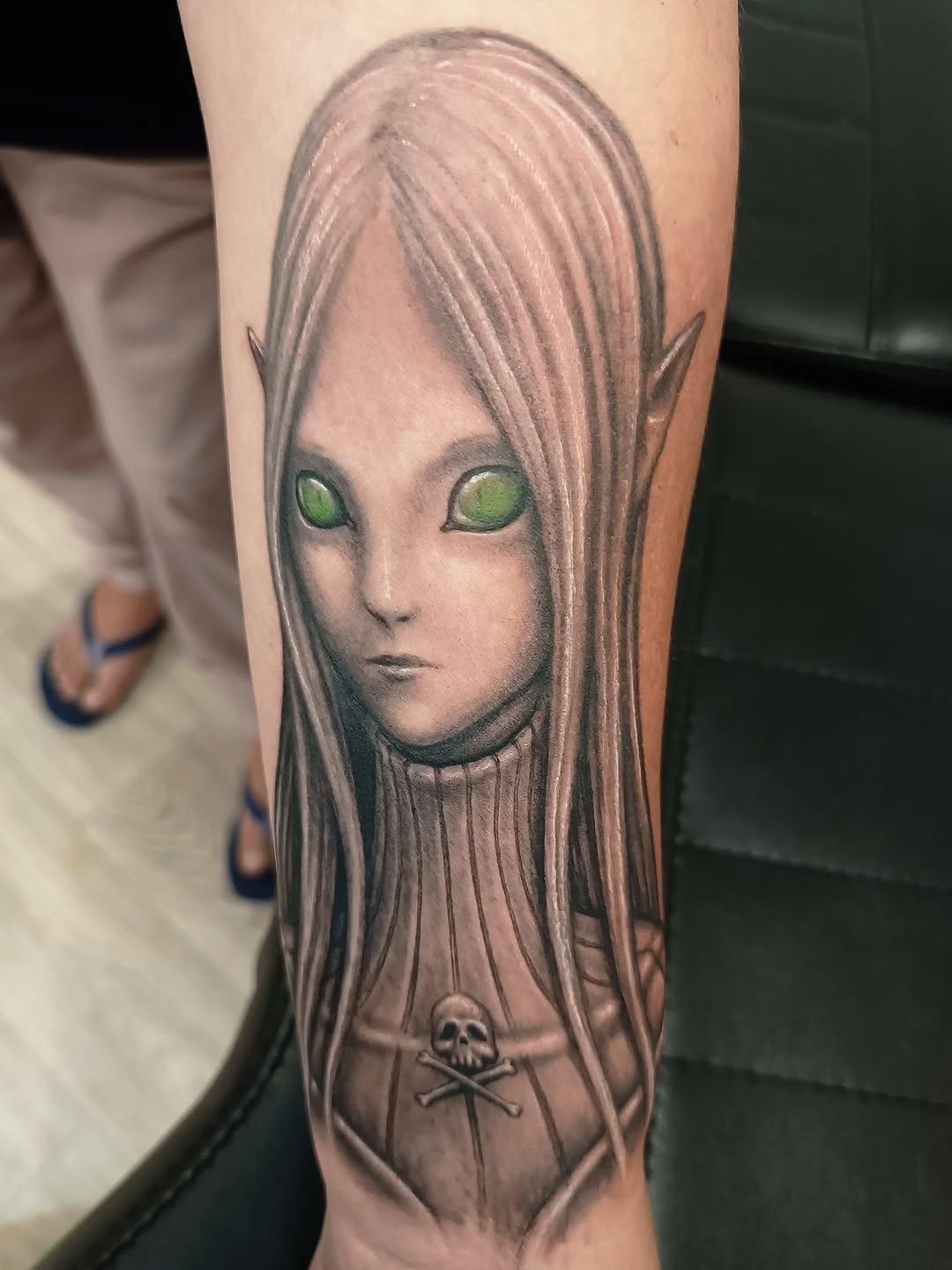 Tatouage alien et crâne pirate réaliste couleur — flovlttt