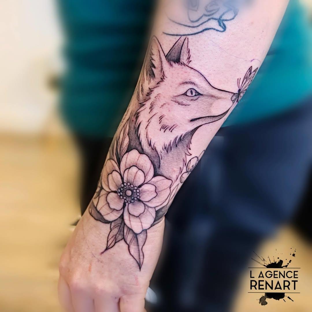 Tatouage Renard avec fleurs — l_agence_renart