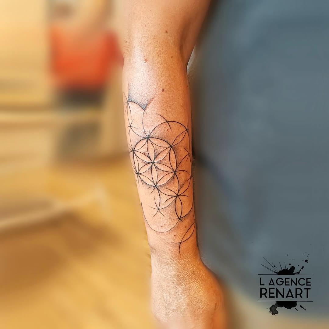 Tatouage Fleur de vie géométrique — l_agence_renart