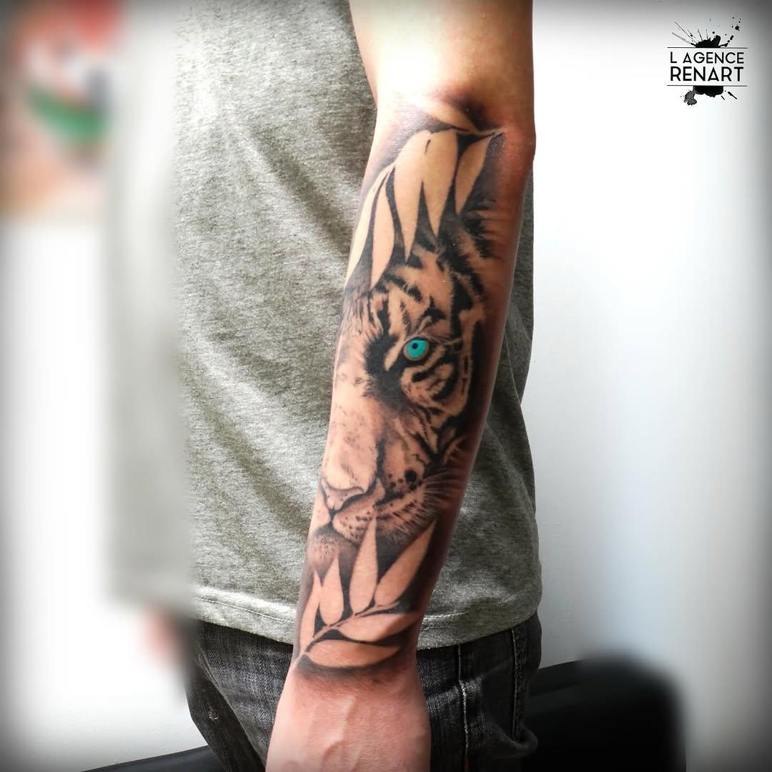 Tatouage Tête de tigre avec botaniques — l_agence_renart