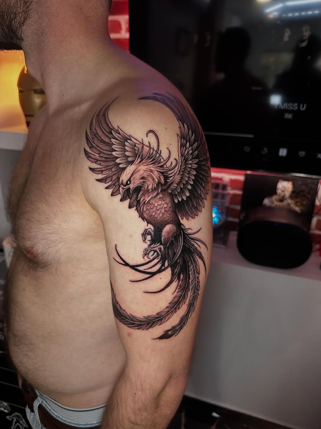 Tatouage phénix réaliste black & grey — guiibo